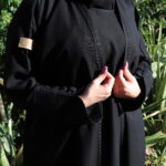 عباية مفتوحة مندمجة بطبقة داخلية محدده من الامام بلون الاسود