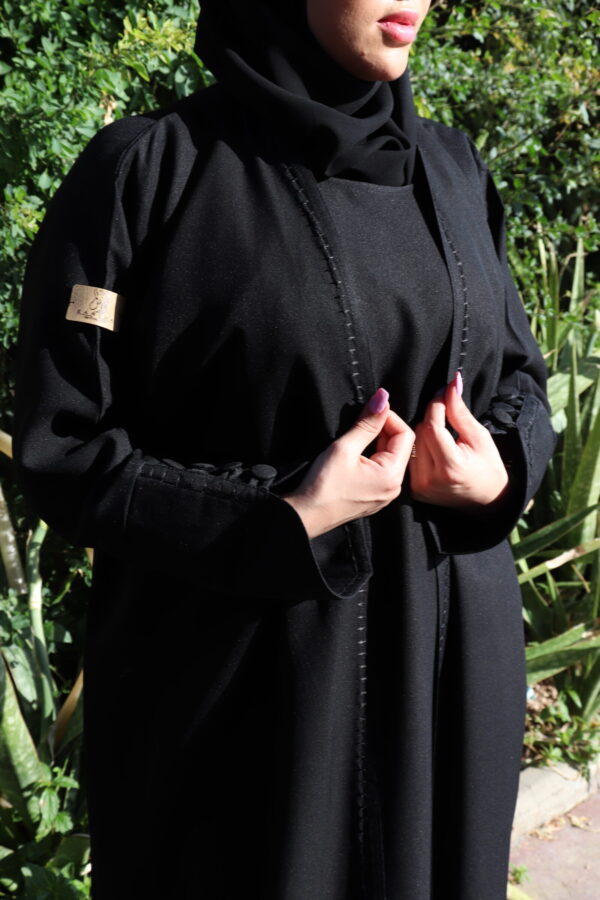 ⁦عباية مفتوحة مندمجة بطبقة داخلية محدده من الامام بلون الاسود⁩ - الصورة ⁦2⁩