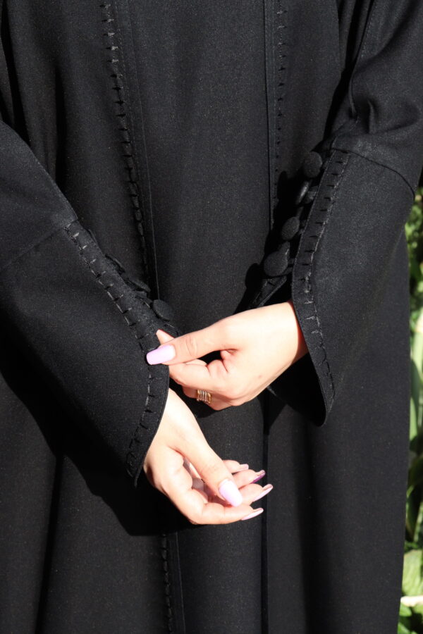 ⁦عباية مفتوحة مندمجة بطبقة داخلية محدده من الامام بلون الاسود⁩ - الصورة ⁦3⁩