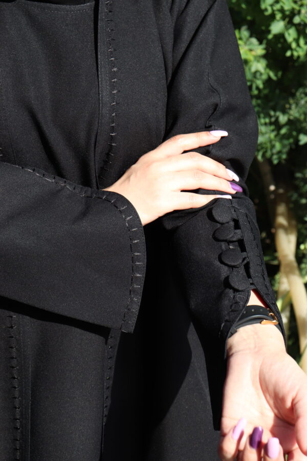 ⁦عباية مفتوحة مندمجة بطبقة داخلية محدده من الامام بلون الاسود⁩ - الصورة ⁦4⁩