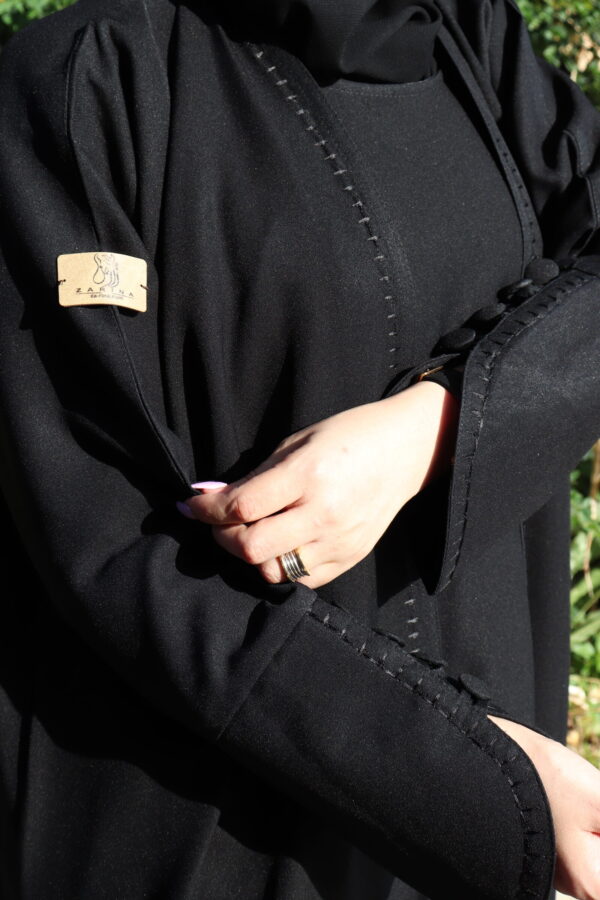 ⁦عباية مفتوحة مندمجة بطبقة داخلية محدده من الامام بلون الاسود⁩ - الصورة ⁦5⁩