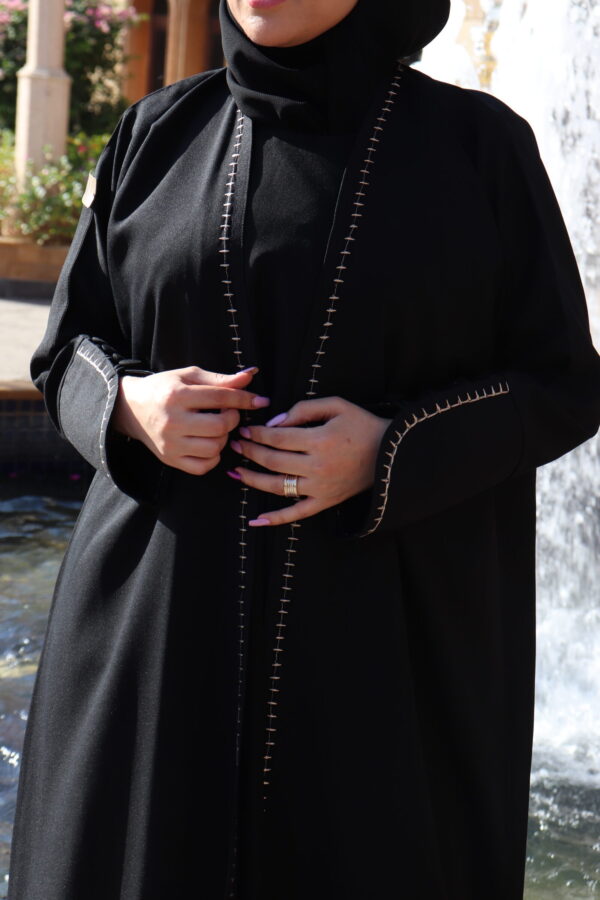 ⁦عبايه مفتوحة مندمجة بطبقه داخلية محدده من امام بلون⁩ - الصورة ⁦3⁩