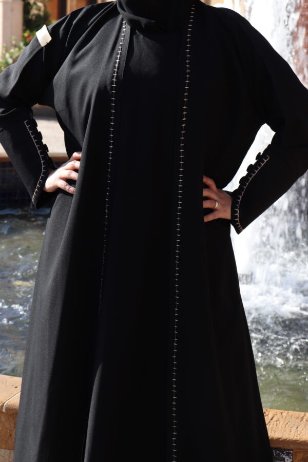 ⁦عبايه مفتوحة مندمجة بطبقه داخلية محدده من امام بلون⁩ - الصورة ⁦2⁩