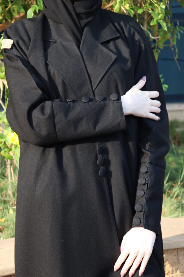 ⁦عبايه مفتوحة بطبقة داخلية مع ربطة جانبية بلياقه⁩ - الصورة ⁦2⁩