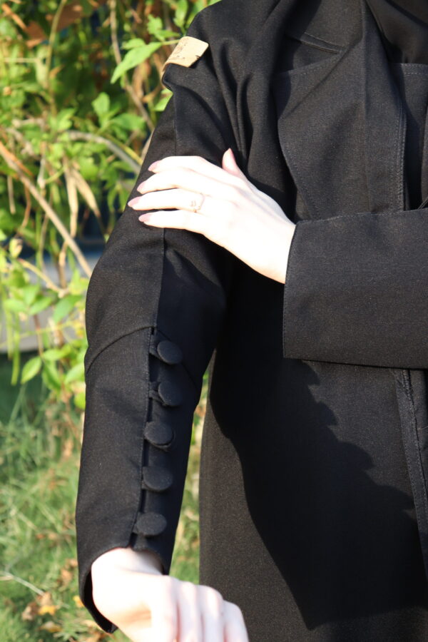 ⁦عبايه مفتوحة بطبقة داخلية مع ربطة جانبية بلياقه⁩ - الصورة ⁦4⁩