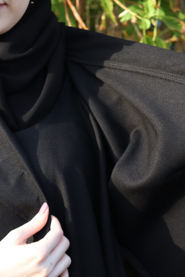 ⁦عبايه مفتوحة بطبقة داخلية مع ربطة جانبية بلياقه⁩ - الصورة ⁦5⁩