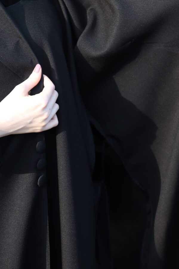 ⁦عبايه مفتوحة بطبقة داخلية مع ربطة جانبية بلياقه⁩ - الصورة ⁦6⁩