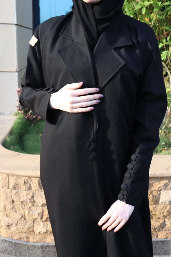 ⁦عبايه مفتوحة بطبقة داخلية مع ربطة جانبية بلياقه⁩ - الصورة ⁦8⁩