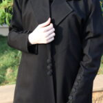 عبايه مفتوحة بطبقة داخلية مع ربطة جانبية بلياقه
