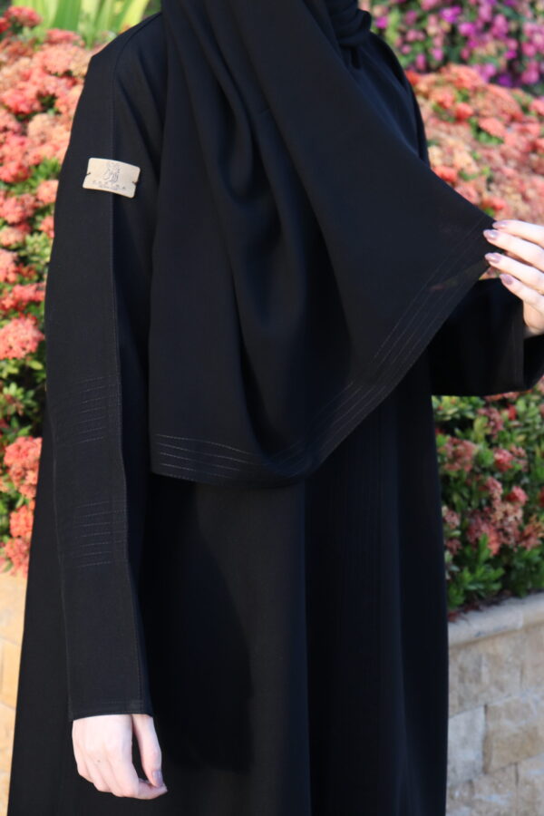 ⁦عباية اماراتي بخيوط مبتكره بلون أسود⁩ - الصورة ⁦2⁩