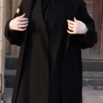 عباية أسود طقم ثلاث قطع (عباية + جاكيت + بنطلون) منسوجة من قماش كريب واقف
