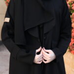 عبايه بلياقه مزينه بفايفين بلون اسود مبتكره