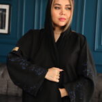 عبايه كلاسيك مبتكره بتطريز على الكم