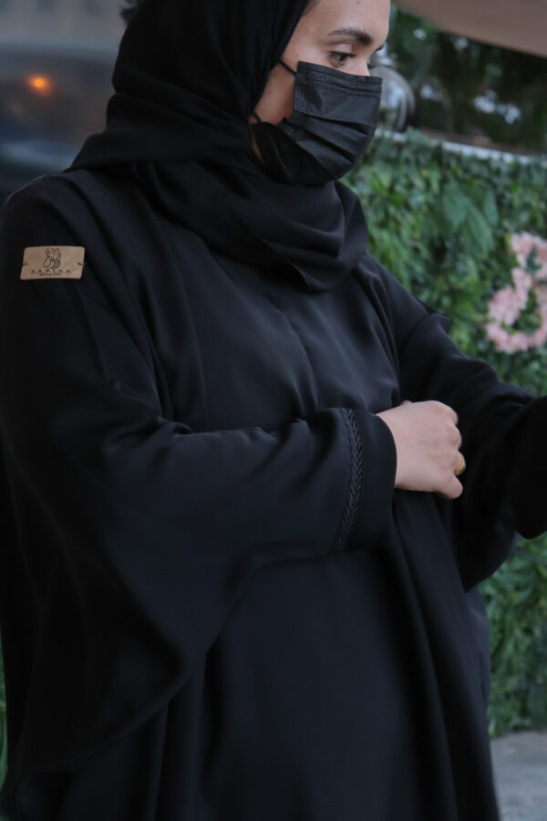 ⁦عباية بشت نواعم باكمام مطرزة بخيوط مخفيه⁩ - الصورة ⁦2⁩