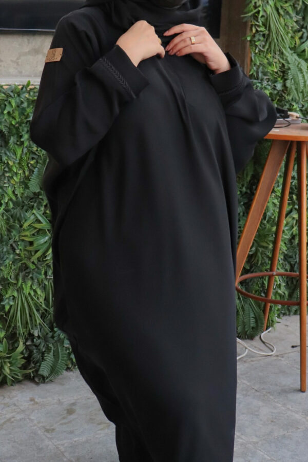 ⁦عباية بشت نواعم باكمام مطرزة بخيوط مخفيه⁩ - الصورة ⁦3⁩