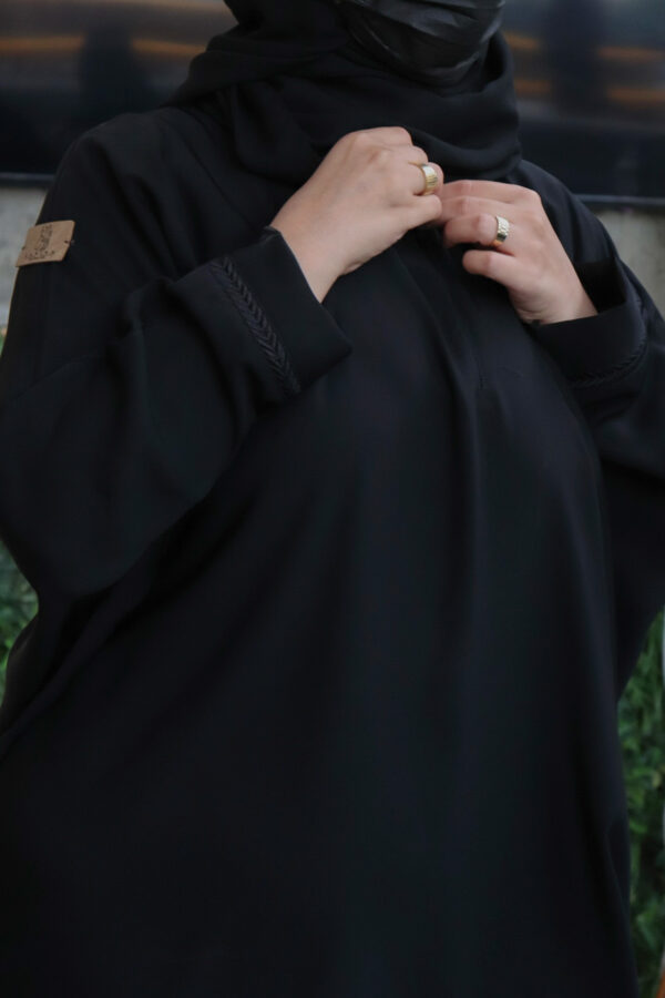 ⁦عباية بشت نواعم باكمام مطرزة بخيوط مخفيه⁩ - الصورة ⁦4⁩