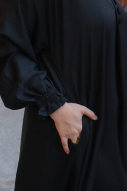 ‎عبايه مغلقة بكسرة كلوش بجيوب مخفى وكم مطاط