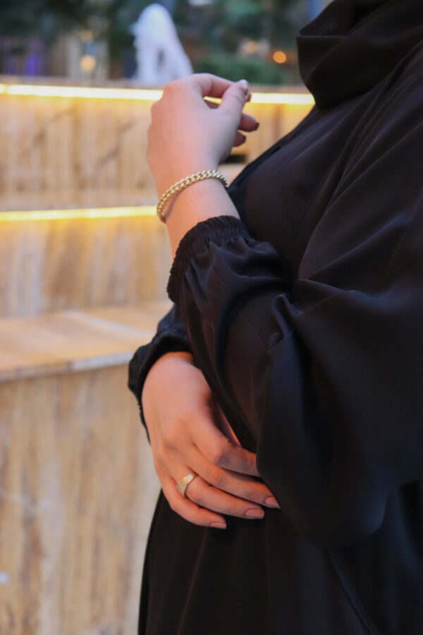 ⁦عباية مقفل بلاك بيري بكسرة كلوش بجيوب امامى واكمام مطاط مميزه⁩ - الصورة ⁦3⁩