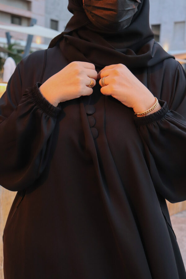 ⁦عباية مقفل بلاك بيري بكسرة كلوش بجيوب امامى واكمام مطاط مميزه⁩ - الصورة ⁦4⁩