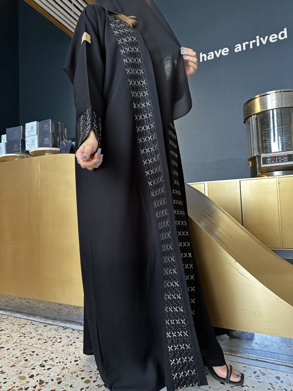 ⁦عبايه مزينه بتطريز مخفي بلون نحاس واسود من امام وكم⁩ - الصورة ⁦3⁩