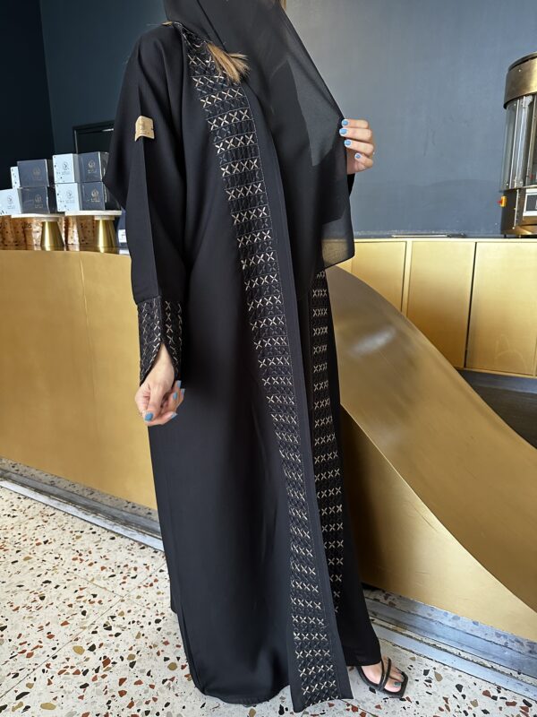 ⁦عبايه مزينه بتطريز مخفي بلون نحاس واسود من امام وكم⁩ - الصورة ⁦4⁩
