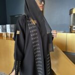 عبايه مزينه بتطريز مخفي بلون نحاس واسود من امام وكم