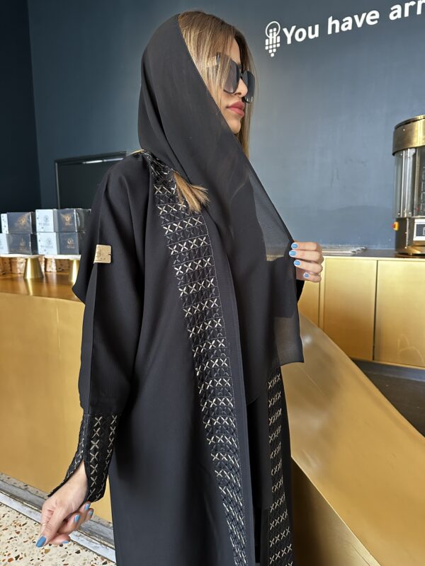 ⁦عبايه مزينه بتطريز مخفي بلون نحاس واسود من امام وكم⁩ - الصورة ⁦5⁩