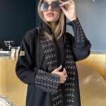 عبايه مزينه بتطريز مخفي بلون نحاس واسود من امام وكم