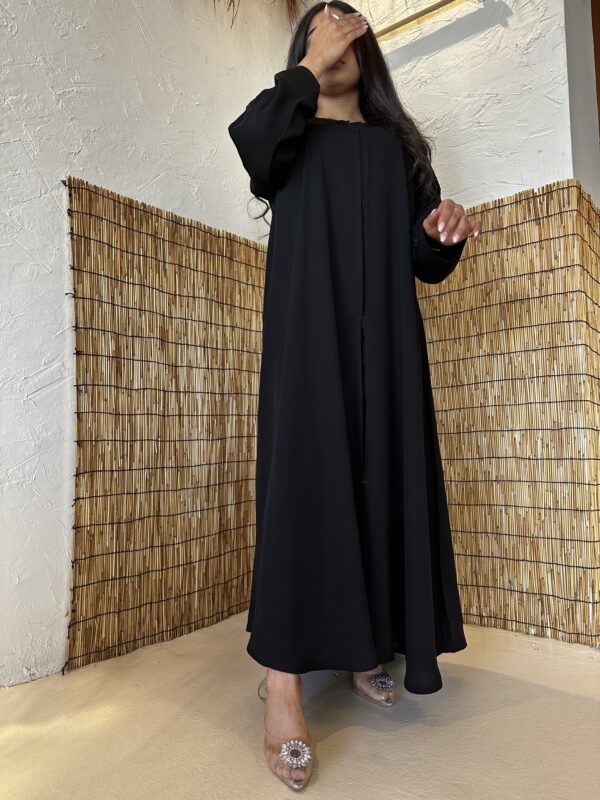 ⁦عبايه شك بخيوط مخفى اسود على اكمام⁩ - الصورة ⁦5⁩