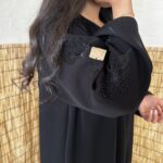 عبايه شك بخيوط مخفى اسود على اكمام