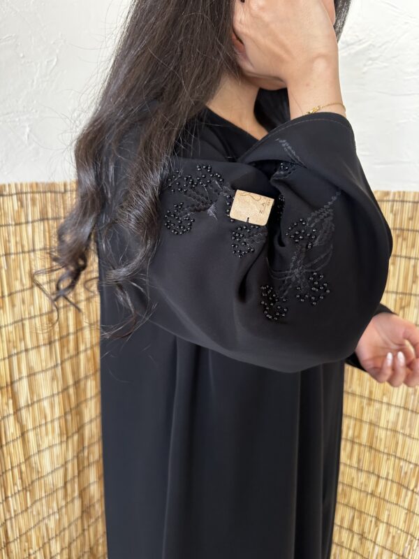 ⁦عبايه شك بخيوط مخفى اسود على اكمام⁩ - الصورة ⁦7⁩