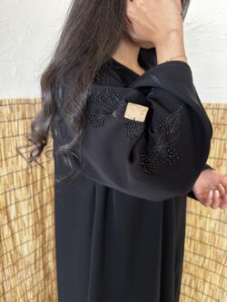 عبايه شك بخيوط مخفى اسود على اكمام