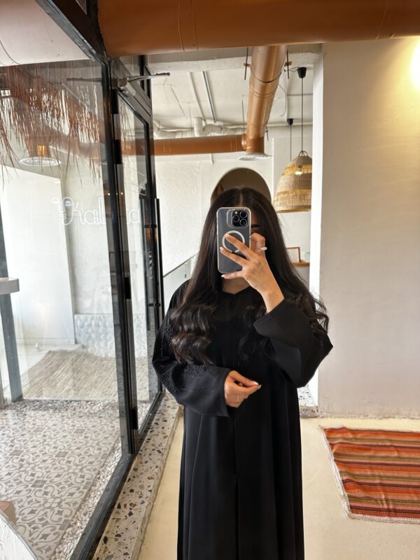 ⁦عبايه شك بخيوط مخفى اسود على اكمام⁩ - الصورة ⁦2⁩