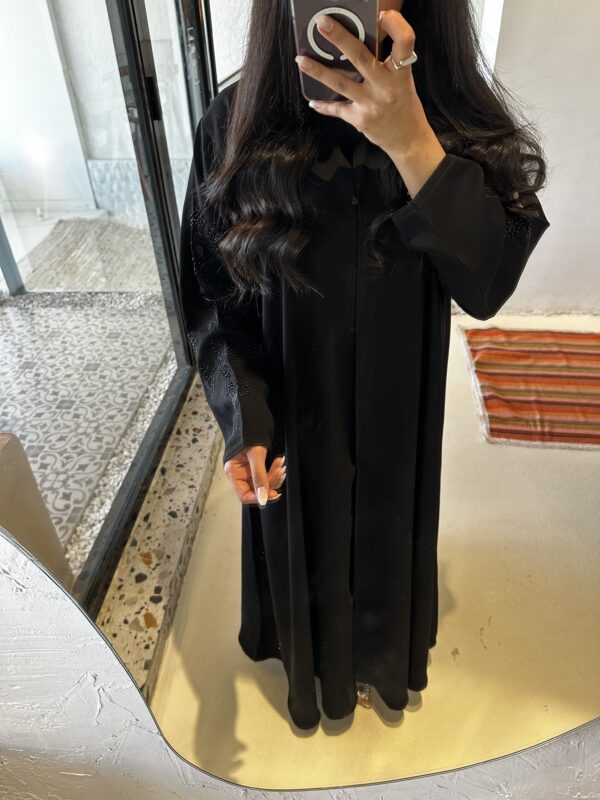 ⁦عبايه شك بخيوط مخفى اسود على اكمام⁩ - الصورة ⁦3⁩