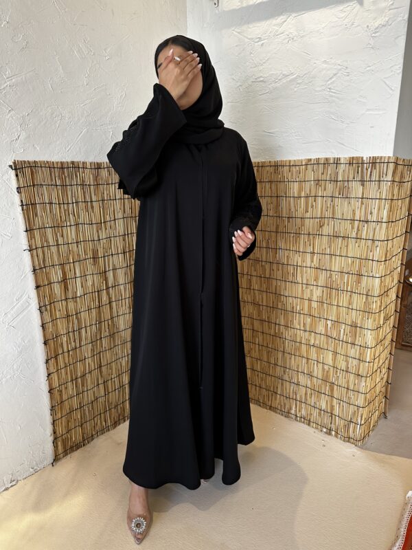 ⁦عبايه شك بخيوط مخفى اسود على اكمام⁩ - الصورة ⁦4⁩