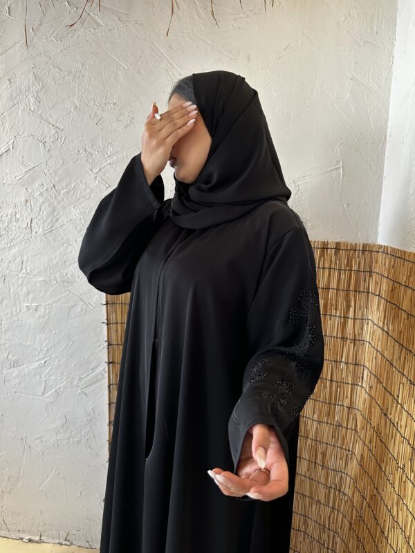 ⁦عبايه شك بخيوط مخفى اسود على اكمام⁩ - الصورة ⁦6⁩