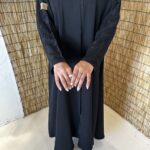 عبايه شك بخيوط مخفى اسود على اكمام