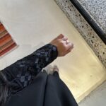 عبايه بشك زاهية على اكمام بلون اسود