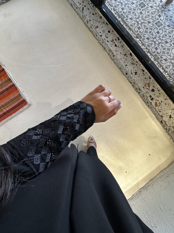 ⁦عبايه بشك زاهية على اكمام بلون اسود⁩ - الصورة ⁦12⁩