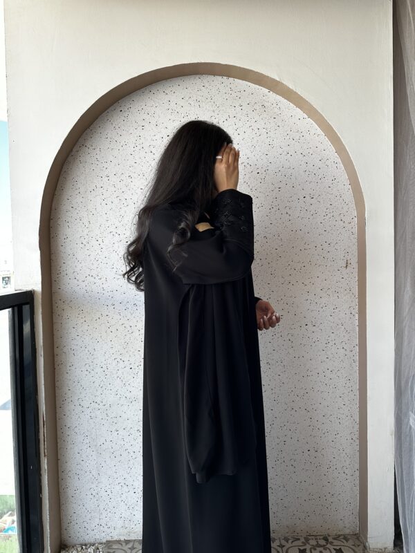 ⁦عبايه بشك زاهية على اكمام بلون اسود⁩ - الصورة ⁦2⁩