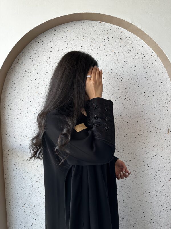 ⁦عبايه بشك زاهية على اكمام بلون اسود⁩ - الصورة ⁦3⁩