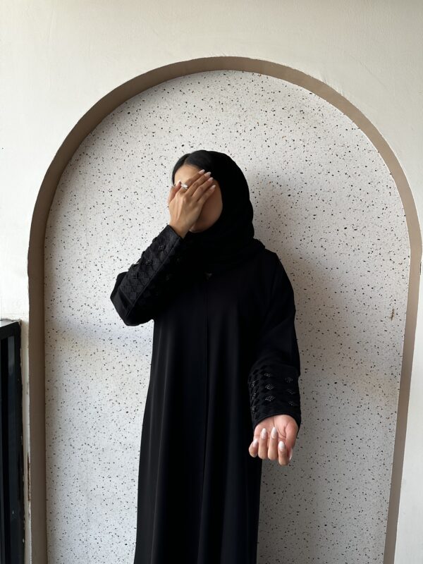 ⁦عبايه بشك زاهية على اكمام بلون اسود⁩ - الصورة ⁦4⁩