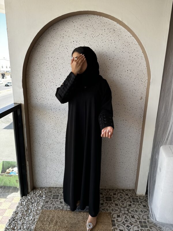 ⁦عبايه بشك زاهية على اكمام بلون اسود⁩ - الصورة ⁦5⁩