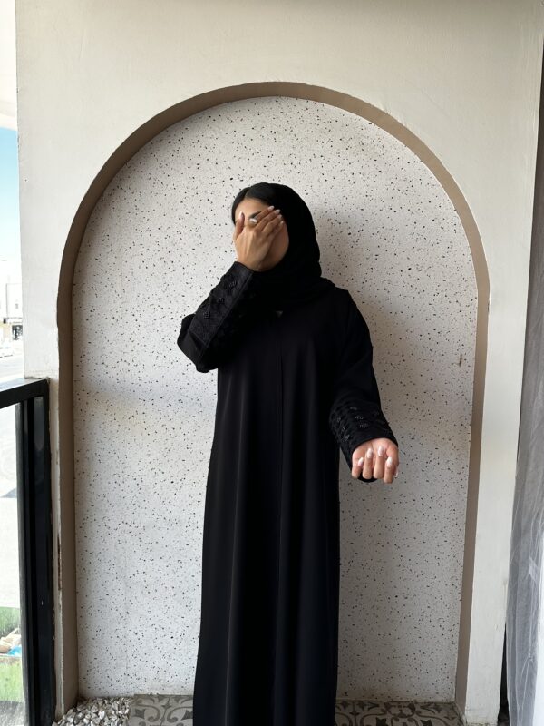 ⁦عبايه بشك زاهية على اكمام بلون اسود⁩ - الصورة ⁦6⁩