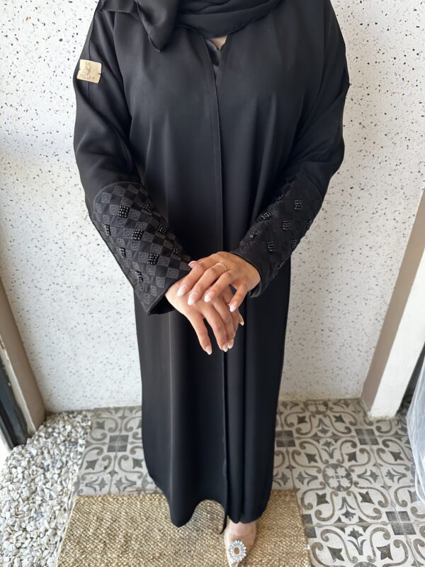 ⁦عبايه بشك زاهية على اكمام بلون اسود⁩ - الصورة ⁦7⁩