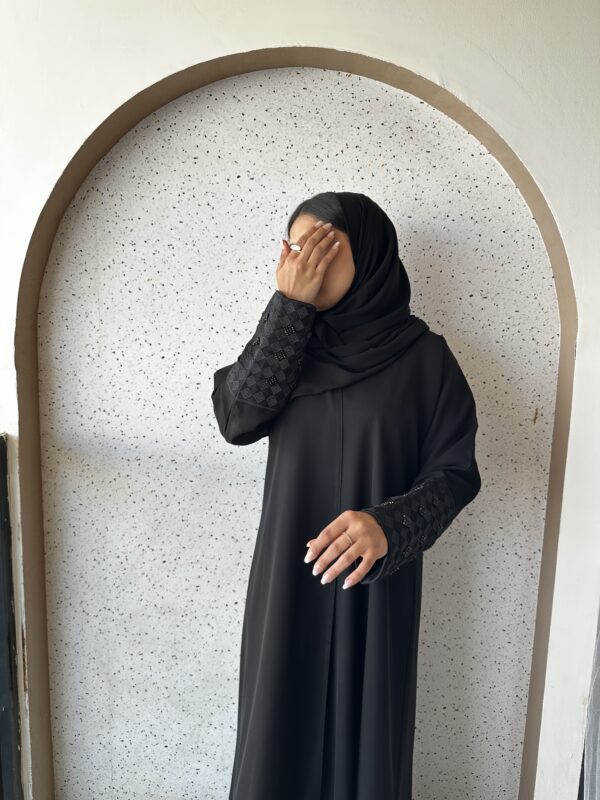 ⁦عبايه بشك زاهية على اكمام بلون اسود⁩ - الصورة ⁦8⁩