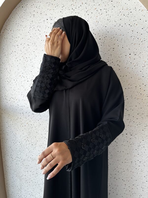⁦عبايه بشك زاهية على اكمام بلون اسود⁩ - الصورة ⁦9⁩