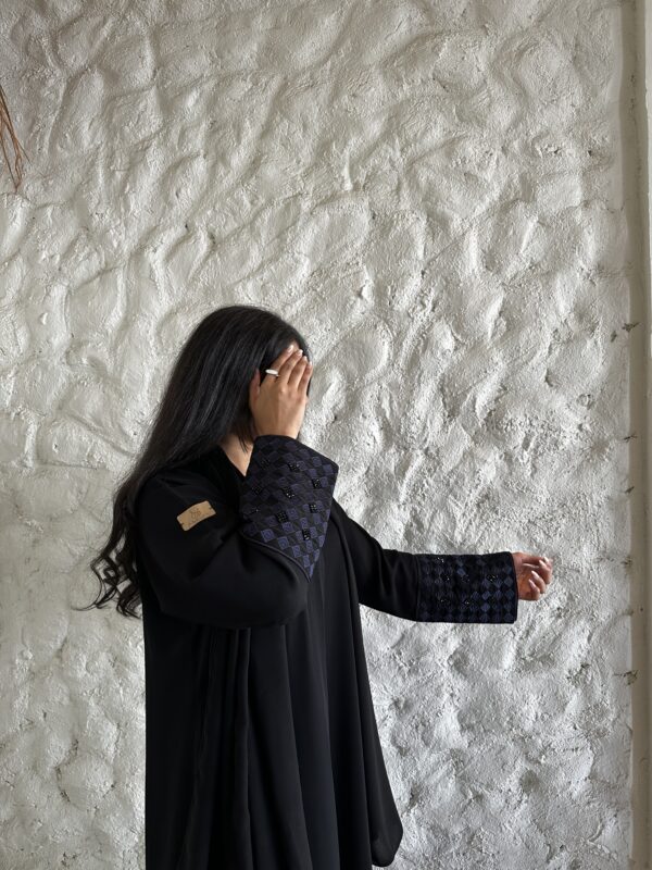 ⁦عبايه بشك زاهية بلون كحلي على اكمام⁩ - الصورة ⁦5⁩