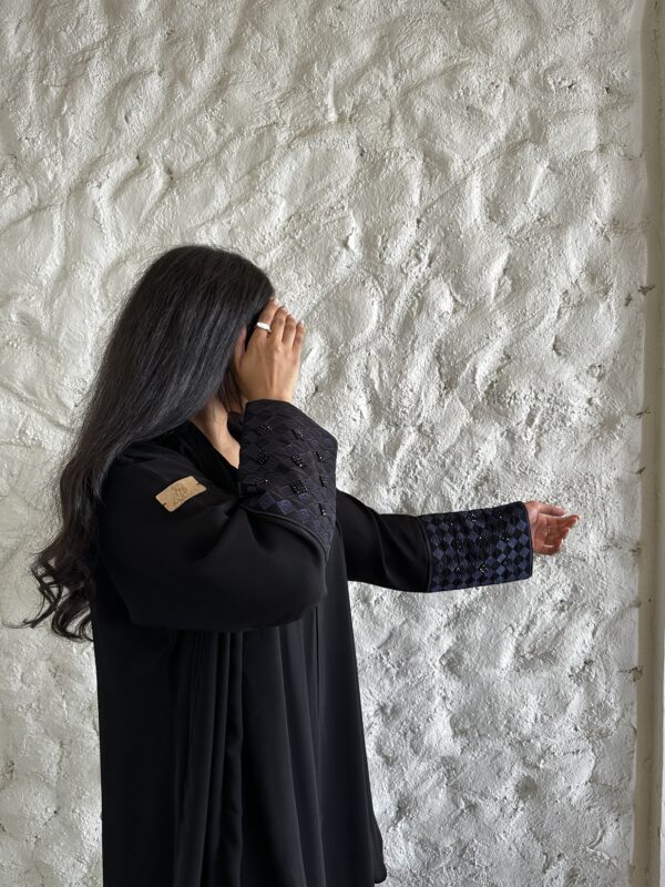 ⁦عبايه بشك زاهية بلون كحلي على اكمام⁩ - الصورة ⁦6⁩