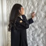 عبايه بشك زاهية بلون كحلي على اكمام